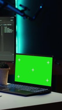 Şirket sunucularını virüs saldırılarından korumak için yeşil ekran dizüstü bilgisayar kullanan dikey video programcısı. IT uzaktan kumandalı çalışanı kod yazıyor, güvenlik duvarları inşa ediyor verileri korumak için model defter, kamera A 'yı kullanıyor.