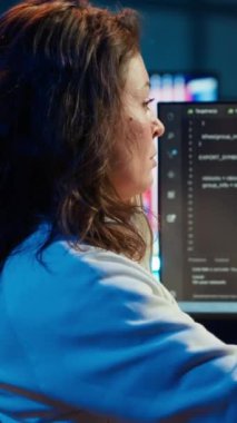 Yazılım uygulamaları tasarlarken ve geliştirirken müzik dinleyen dikey video serbest programcısı. Kulaklık takan bilişim uzmanı, şirket sistemlerinin uygulanması ve bakımı, kamera A