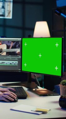 Dikey video Videograf, son ürünü oluşturmak için kroma tuşlu bilgisayarda kurgu yazılımı kullanır. Projenin istenileni karşıladığından emin olmak için izole ekrandaki kadın renk düzeltme klipleri