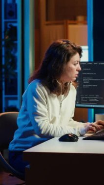 Dikey video programcısı, tüm gün boyunca şirket sunucularını virüs saldırılarından koruduktan sonra uzuvlarını esnetiyor. BT 'nin uzaktan kumandalı çalışanı güvenlik duvarı kurduktan sonra masadaki gergin kasları gevşetiyor.