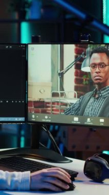 Video aramasında iş arkadaşının yardımıyla yazılım hata ayıklaması yapan dikey video kadını, kod satırlarındaki hataları kontrol ediyor. Ev kodlama hatalarını düzeltmeye çalışan programcı, iş arkadaşının yardımıyla