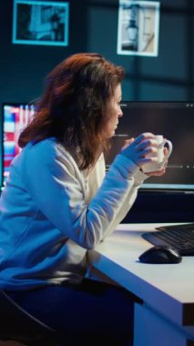 Sabahları kahve içen mühendisin dikey video portresi ve devre dışı kalınca şirket ağını güvence altına almak. Bilgi işlem merkezi sıcak içeceğin tadını çıkarırken, veri güvenliğini artırıyor, kamera B