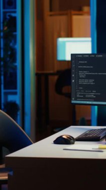 Dikey video geliştirici, güvenlik önlemleri uygulamak, şirket sistemlerini ve verilerini korumak için ofise giren tek kullanımlık kahve bardağını tutuyor. IT çalışanı iş vardiyasına başlıyor, test ve hata ayıklama kodu