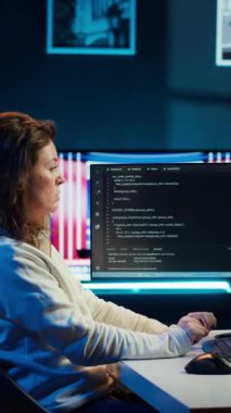 Bilgisayar ve artırılmış gerçekliği kullanarak şirketin güvenlik açıklarını ve virüslü yazılımları araştıran dikey video güvenlik uzmanı. Programcı AR 'a bakarak PC' ye kod yüklüyor