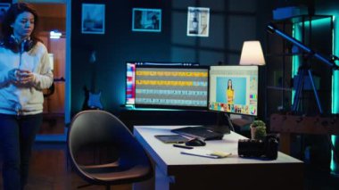 Fotoğraf editörü bağımsız yapım şirketinde işe başlıyor, projeye başlamaya hazır. Kahve içen ve beyaz dengeyi aşırı pozlanmış resimlere göre ayarlayan fotoğrafçı, başlangıç günü, kamera B