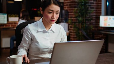 Çalışan bilgisayar masasında önemli e-postalar yazıyor, iş ortaklarıyla anlaşma yapıyor. İş kadını müşterilerle internet üzerinden b2b ağı kuruyor, dizüstü bilgisayarda yazıyor.