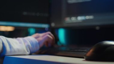 Saldırganların sistemlerden ödün vermesini sağlayan yazılım zayıflıklarını düzeltmek için bilgisayarda daktilo eden programcı. İşletim sistemindeki güvenlik açığıyla ilgilenen bir kadın. Kod yazma, kamera kapatma.