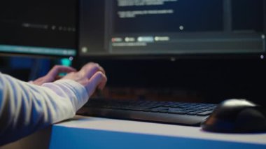 Yazılım kalitesi güvencesi veren teknisyen uygulamadan önce PC 'deki kaynak kodları okuyor. Bilgi işlem denetimi bilgisayarda kodlama, potansiyel sorunları düzeltme arayışı, kamera B kapat