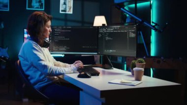 Bilgisayar kullanarak şirket verilerini bozmaya çalışan siber suçluların kötü niyetli trafiğini filtreleyen programcı, sahte saldırıları önleyen, kamera B görüntüleme