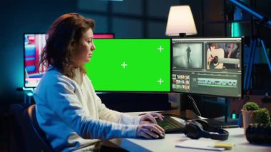 Video editörü, yeşil ekran monitöründeki kurgu yazılımını kullanarak çekim görüntülerini güncelliyor, yapım ekipleri tarafından dış kaynak görevleri için yaptırılıyor. Freelancer videografı, A kamerasındaki projeyi tamamladı