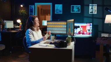 Sandalyede dans eden serbest yazar profesyonel fotoğrafları düzenlerken, müzikten zevk alırken. Fotoğraf editörü, kurgu yazılımı, eğlence ve B kamerasını kullanırken favori melodilere kafa sallıyor.