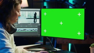 Freelancer dijital portföy görüntüleme videolarında izole ekran masaüstü bilgisayarı üzerinde çalışıyor. Video düzenleyici en iyi klipleri krom anahtar ekranında rötuş uygulaması kullanarak seçiyor, kamera A
