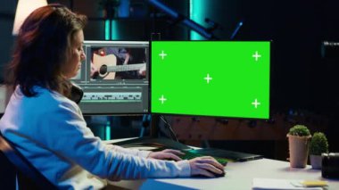 Videograf, son ürünü oluşturmak için kroma tuşlu bilgisayarda kurgu yazılımı kullanır. Projenin istenilen estetik, kamera A 'yı karşılaması için izole ekrandaki kadın renk düzeltme klipleri