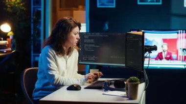 Yazılım kalitesi güvencesi veren programcı kaynak kodları okuduktan sonra kollarını arkaya uzatarak yorgun hissediyor. IT uzmanı kodlamayı inceledikten sonra kasları gevşetmek için işe ara verdi. Kamera A