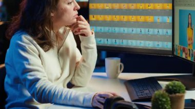 PC ekranında profesyonel fotoğraf düzenleme araçları kullanan fotoğrafçı. Fotoğraf editörü, bilgisayar ekranı, kamera A 'yı kullanarak ayarlamalar yapmak için yüksek teknolojili fotoğraflar kullanıyor.