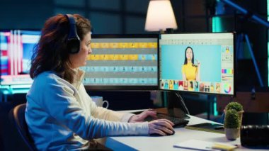 Freelancer profesyonel fotoğraflar düzenliyor, ev stüdyosunda çalışıyor ve müzikten zevk alıyor. Fotoğraf editörü, favori şarkıları dinlemek için kulaklık kullanırken kurgu yazılımı, kamera A 'yı kullanıyor.