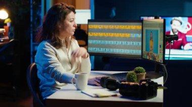 Fotoğrafçı monitörde gelişmiş fotoğraf düzenleme yazılımı kullanıyor. Fotoğraf editörü, bilgisayar ekranında, kamera A 'da ayarlama yapmak için özel fotoğraflar kullanıyor.