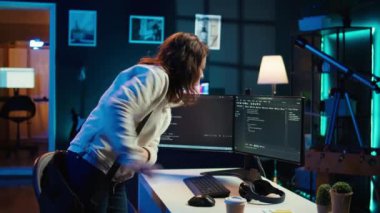 Bilgisayar bilimci ana ofise geliyor, yazılım uygulamaları tasarlamaya ve geliştirmeye hazır. IT uzmanı iş değişimine başlıyor, şirket sistemlerinin uygulanması ve bakımı, kamera B