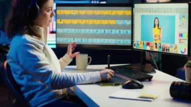 Fotoğrafçı fotoğraf düzenlemek ve kahve içerken ayarlama yapmak için kurgu yazılımı kullanıyor. Uzman renk düzeltme kulaklıkla müzik dinlerken resimler, kamera A