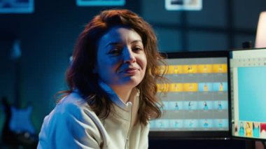 Dergilerde yayınlanacak en uygun görselleri belirlemek için resimlere göz atan fotoğraf editörünün portresi. Gülümseyen fotoğrafçı yaratıcı stüdyo ve kamera görüntülerini manipüle ediyor.