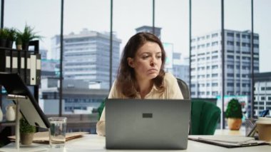 Başarılı iş kadını dizüstü bilgisayardaki veri ve pazar eğilimlerini analiz ediyor, gelirleri en üst düzeye çıkarıyor, harcamaları optimize ediyor ve şirket bütçesini sağlıyor. Küresel bir iş ortamında başarı hikayesi. Kamera B.