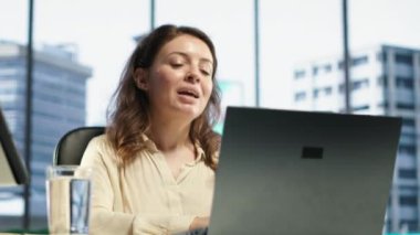 Kadın genel müdür, başarı elde etmek için kararlılık ve üretkenliği vurgulayarak iş dünyasındaki zorlukları yönetmek için liderlik becerilerini kullanıyor. İdari güç. Kamera A.