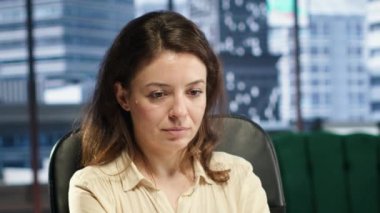 Yetkilendirme ve hırsla hareket eden kendine güvenen kadın lider, iş hedeflerine ulaşma ve dinamik ofis ortamında şirket performansını artırmaya odaklanıyor. Liderlik başarı hikayesi. Kamera A.