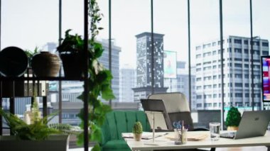Lüks bir şehir merkezinde boş bir küresel şirket ofisi, profesyonel araçlar ve ağ sistemiyle donatılmış modern çalışma alanı. Kariyer geliştirme ve motivasyon.