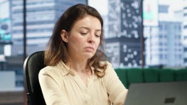 Kararlı iş kadını şirket kârını artırmak için yollar buluyor, girişimin başarısını ve büyümesini sağlamak için satışları ve hizmetleri iyileştirmeyi düşünüyor. Küresel yönetim Kamera A.