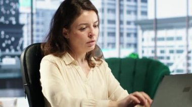 Stresli iş lideri baş ağrısından rahatsızlık içinde çalışıyor. Ofiste aşırı yüklenmiş ve rahatsız hissediyor. Kadın yöneticiler anksiyete ve yorgunlukla uğraşır. Kamera A.