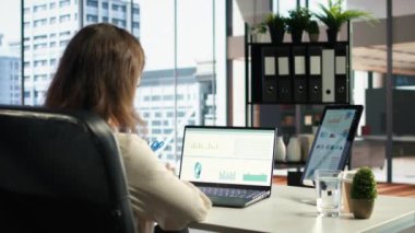 Finansal planlama ve bütçe tahsisi üzerinde çalışan, şirket kaynaklarının maksimum kâr ve uzun vadeli iş hedeflerine ulaşmak için etkin bir şekilde kullanılmasını sağlayan kadın girişimci. Kamera A.