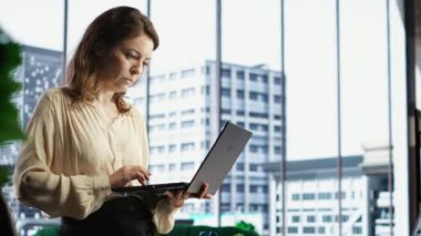 Liderlik becerilerine sahip iş kadını, analiz, öngörü ve pazar koşulları içinde örgütsel istikrarın sağlanması konularındaki uzmanlığını gösteren bir mali rapor hazırlıyor. Kamera B.