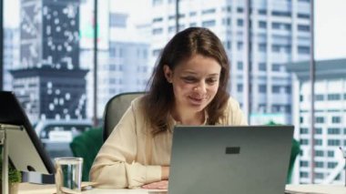 CEO hissedarlarla artan kâr stratejisini tartışıyor, stratejik düşünme için çevrimiçi video görüşmeleri yapıyor. Girişimci, ortaklardan tavsiye, kurumsal kültür istiyor. Kamera A.