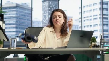 Atılgan direktörü kulaklıklarıyla müzik dinlemeyi, üst düzey ofisindeki iş görevlerini çözmeyi seviyor. Başarılı güçlü kadın CEO şarkılarla ve iş ahlakıyla eğleniyor. Kamera A.