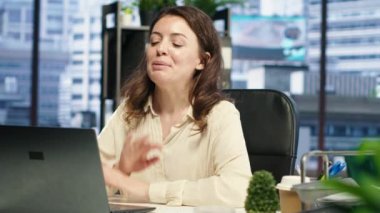 Danışma kuruluyla video konferansına katılan kadın yönetmen, karar alma sürecinde internette yeni bir yatırım yapmayı planlıyor. Yürütme yetkisi olan hissedarlar hedefi tartışıyor. Kamera A.