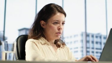 İş yerinde başı ağrıyan sinirli girişimci, gerilim ve projenin bitiş tarihinden rahatsız ve aşırı yüklenmiş hissediyor. Yorgun ve hasta bir iş kadını iş başında. Kamera A.