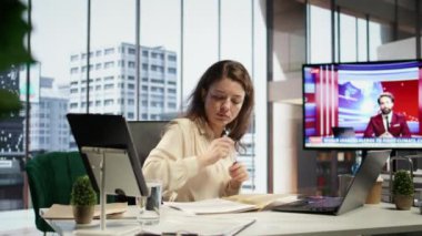 Yasal yükümlülükleri üzerine çalışan bir kadın girişimci, performans ve verimlilik belgelerini onaylamak için evrak ve iş sözleşmeleri imzalamak zorunda. İş kadını CEO 'su yetki veriyor. Kamera B.