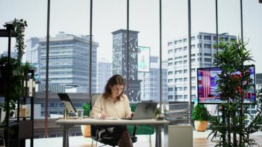 Girişim yönetimi ve gelişimi için günlük faaliyetleri onaylamak üzere sözleşme ve evrak imzalayan bir işletme yöneticisi. Yasal belgelerle çalışan kadın CEO, yetki belgesi. Kamera B.