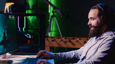 Oyuncu arkadaşlarıyla online çoklu oyunculu uzay gemisi video oyunu oynuyor. Oyuncu takım arkadaşlarıyla konuşuyor, uzay aracıyla uçuyor, neon ışıkların altında eğleniyor, oturma odasını süslüyor.