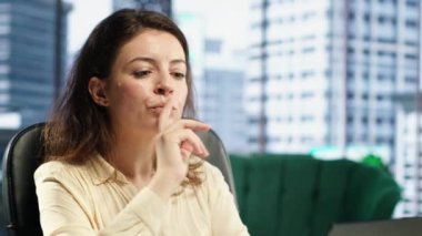 Kadın CEO, girişimini modern bir ofiste geliştirmek için yeni yollar düşünüyor, iş başarısını yönlendirmek ve kurumsal kültürü güçlendirmek için otoritesini ve stratejik düşüncelerini sergiliyor. Kamera A.