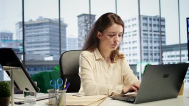 Modern bir şirkette çalışan, günlük işletmeleri yöneten, iş akışını optimize eden ve şirketin performans hedeflerine ulaşmasını sağlayan güçlü kadın CEO 'nun portresi. Kamera B.