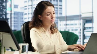 Güçlü kadın yönetmen proje güncellemelerini çevrimiçi şirket ağındaki çalışanlarla görüşerek kısa mesajlarla alıyor. Stratejik düşünceleri olan kadın lider CEO. Kamera A.