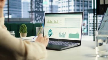 Finansal planlama ve fon tahsisi üzerinde çalışan genel müdür, şirketin kaynaklarının azami kâr ve uzun vadeli hedeflere ulaşmak için etkin bir şekilde kullanılmasını sağlıyor. Kamera A.
