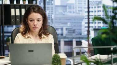 Kariyer geliştirme stratejisi üzerinde çalışan hırslı kadın CEO 'lar. Şirket kârını arttırmak için birden fazla iş. Verimlilik ve iş ahlakı için liderlik becerileri oluşturma kararı. Kamera A.