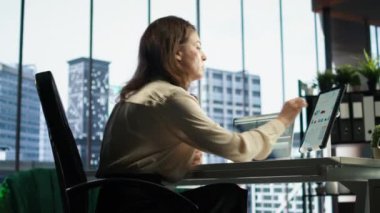 Çoklu genişleme projelerini yöneten kadın genel müdür, çoklu görev becerilerini, organizasyonel ve liderlik becerilerini sergiliyor. CEO, ticari başarıya olan bağlılığıyla çalışıyor. Kamera A.