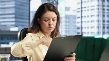 Şirket lideri çalışma sözleşmeleri ve izin taleplerini ve üretkenlik için diğer belgeleri onaylayan anlaşmalar imzalıyor. CEO iş kadını, yasal yönetim üzerinde çalışıyor, başarı hikayesi. Kamera A.