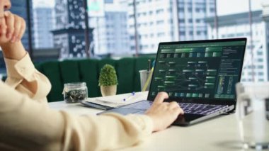 Ticari riskleri ve şirket gelişimine yönelik fırsatları inceleyerek yeni bir yatırım çözümü arayan iş adamı ve tüccarı. Kadın CEO mali planlama ve araştırma yapıyor. Kamera A.