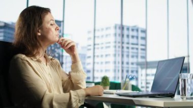 Çoklu genişleme projelerini yöneten kadın genel müdür, çoklu görev becerilerini, organizasyonel ve liderlik becerilerini sergiliyor. CEO, ticari başarıya olan bağlılığıyla çalışıyor. Kamera A.