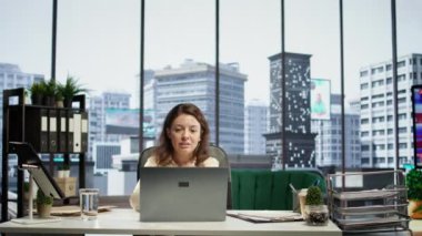 Kadın genel müdür, başarı elde etmek için kararlılık ve üretkenliği vurgulayarak iş dünyasındaki zorlukları yönetmek için liderlik becerilerini kullanıyor. İdari güç. Kamera B.