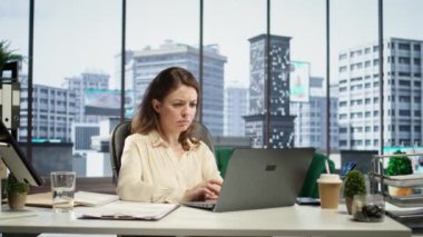 Genç aşırı yüklenmiş CEO 'nun başı ağrıyor ve baskı altında çalışıyor, son teslim tarihine yetişmeye çalışıyor ve şirketinin itibarını kurtarmaya çalışıyor. Hüsrana uğramış, sıkıntılı bir yönetmen. Kamera B.